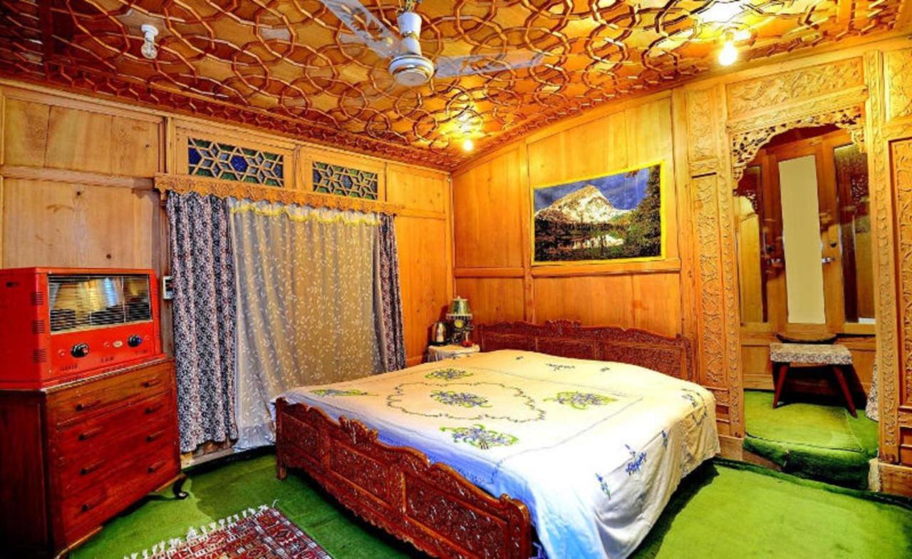 Umbrella Group Of House Boat Hotel Srīnagar Exterior foto