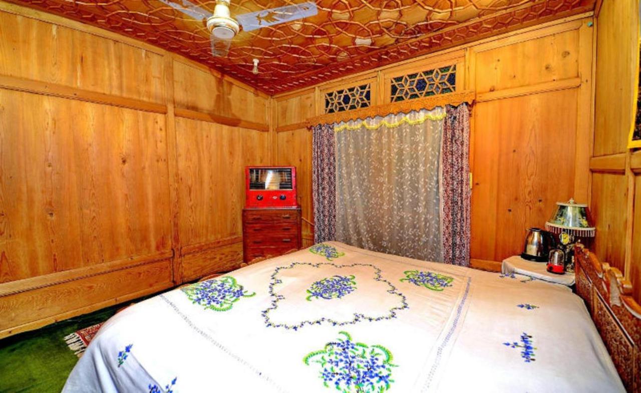 Umbrella Group Of House Boat Hotel Srīnagar Exterior foto